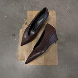 1:1 - Brown wedge pumps on wood