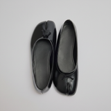 1:1 - Model black wedge red background