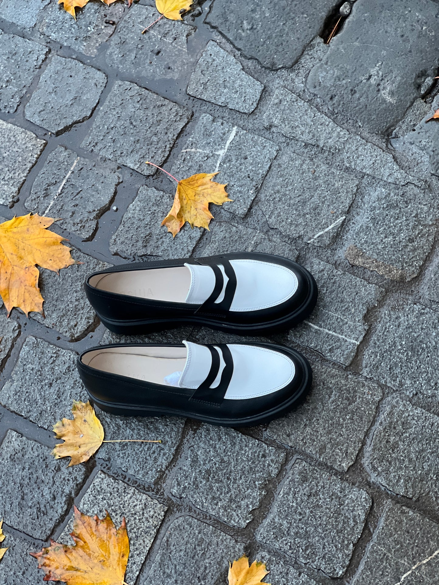 Monochrome loafers black/white