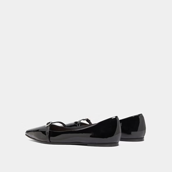 BALLET FLATS WITH ADJUSTABLE BUCKLES
in black patent